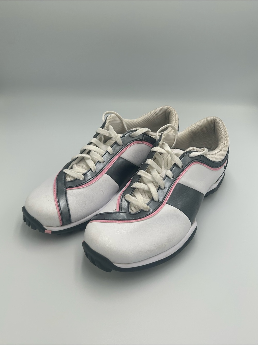 Nike Air Tac Woman’s Solf Spike Golf Shoes Size 8.5 White Grey Pink Shoes